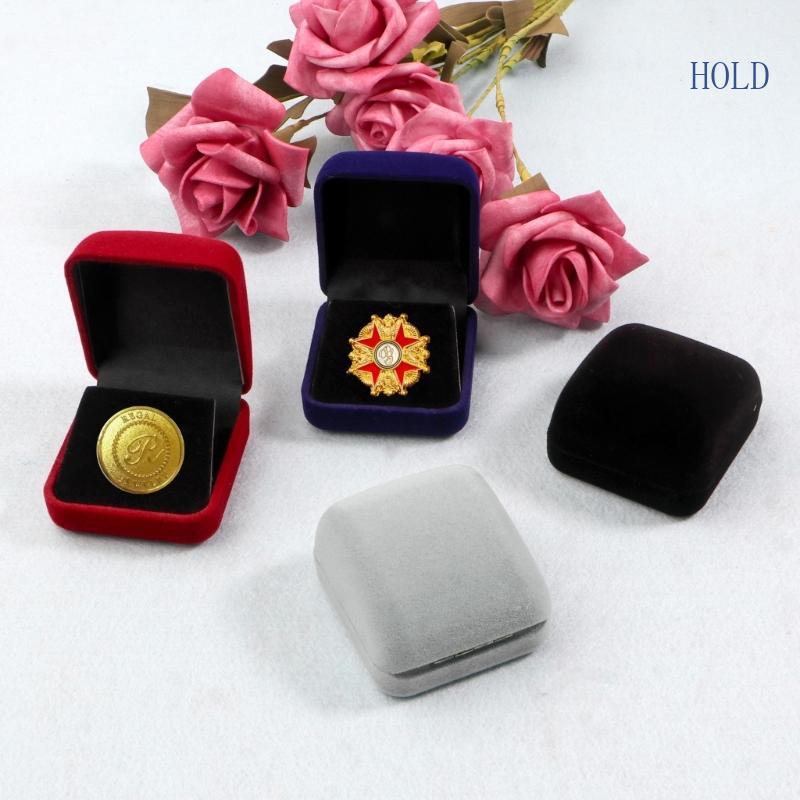 กล่องกำมะหยี่สำหรับเก็บเครื่องประดับ เช่น เหรียญ และสร้อยคอจี้ ขนาด 2 x 2 x 1 cm