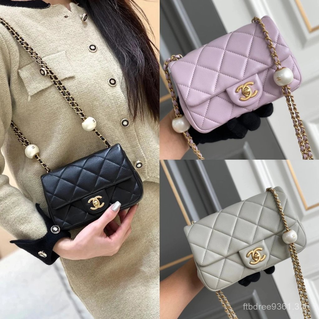 CHANEL กระเป๋าหนัง ขนาดเล็กแต่กว้างขวาง กับสตั๊ดไข่มุกและสายโซ่