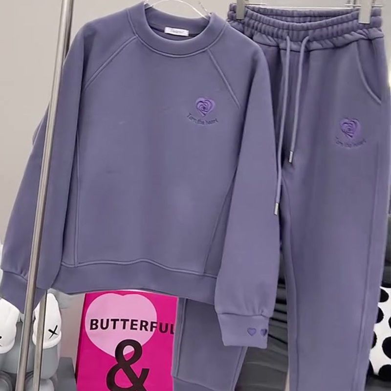 ชุดฤดูหนาวสำหรับผู้หญิง สไตล์ยุโรป ออกแบบชุดสองชิ้น ประกอบด้วยเสื้อกันหนาวกับซับในขนแกะหนา และกางเกงวอร์ม