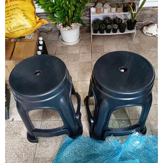 เก้าอี้พลาสติกไม่มีพนักพิงสีดำ ขนาด 30x47cm (วัฒนา 185B) รับน้ำหนักได้ 80kg. เก้าอี้หัวโล้น เก้าอี้กลมไม่มีพนักพิง