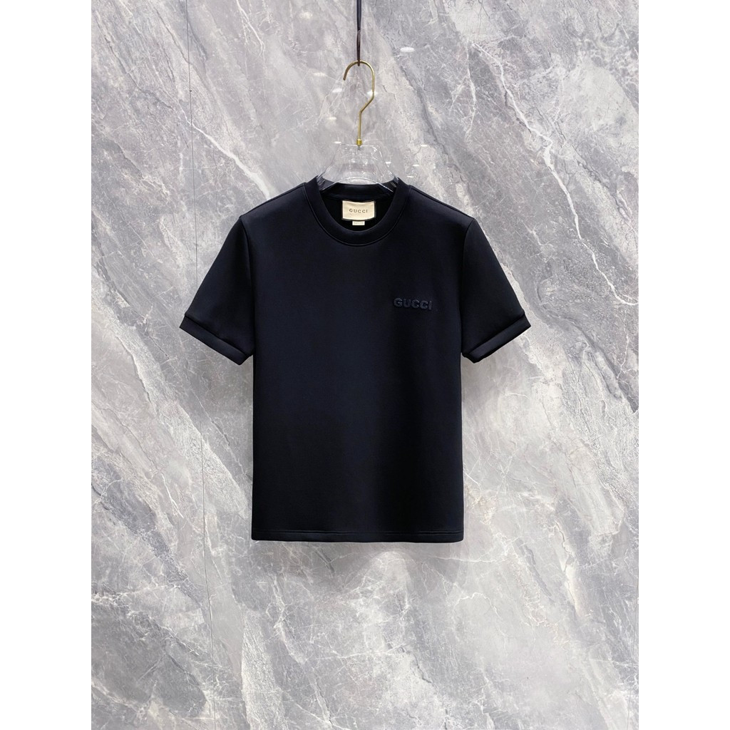 กุชชี่/กุชชี่2026 คลาสสิกรอบคอแขนสั้นเสื้อยืดผู้ชายผู้หญิงพื้นฐานหลวมฐานด้านในด้านบนเว็บไซต์อย่างเป็