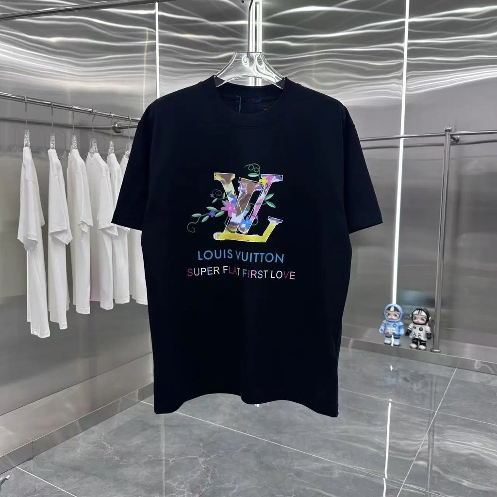 เสื้อยืดโลUIS VUITTON พิมพ์เอกลักษณ์รอบคอมีความสบายในแบบหลวม ๆ สำหรับทั้งผู้ชายและผู้หญิง