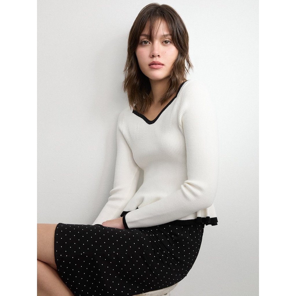 [Pomelo] เสื้อไหมพรมทรงเปปลัมดีเทลขอบสีตัดกัน / Contrast Trim Peplum Knit Top - Off
