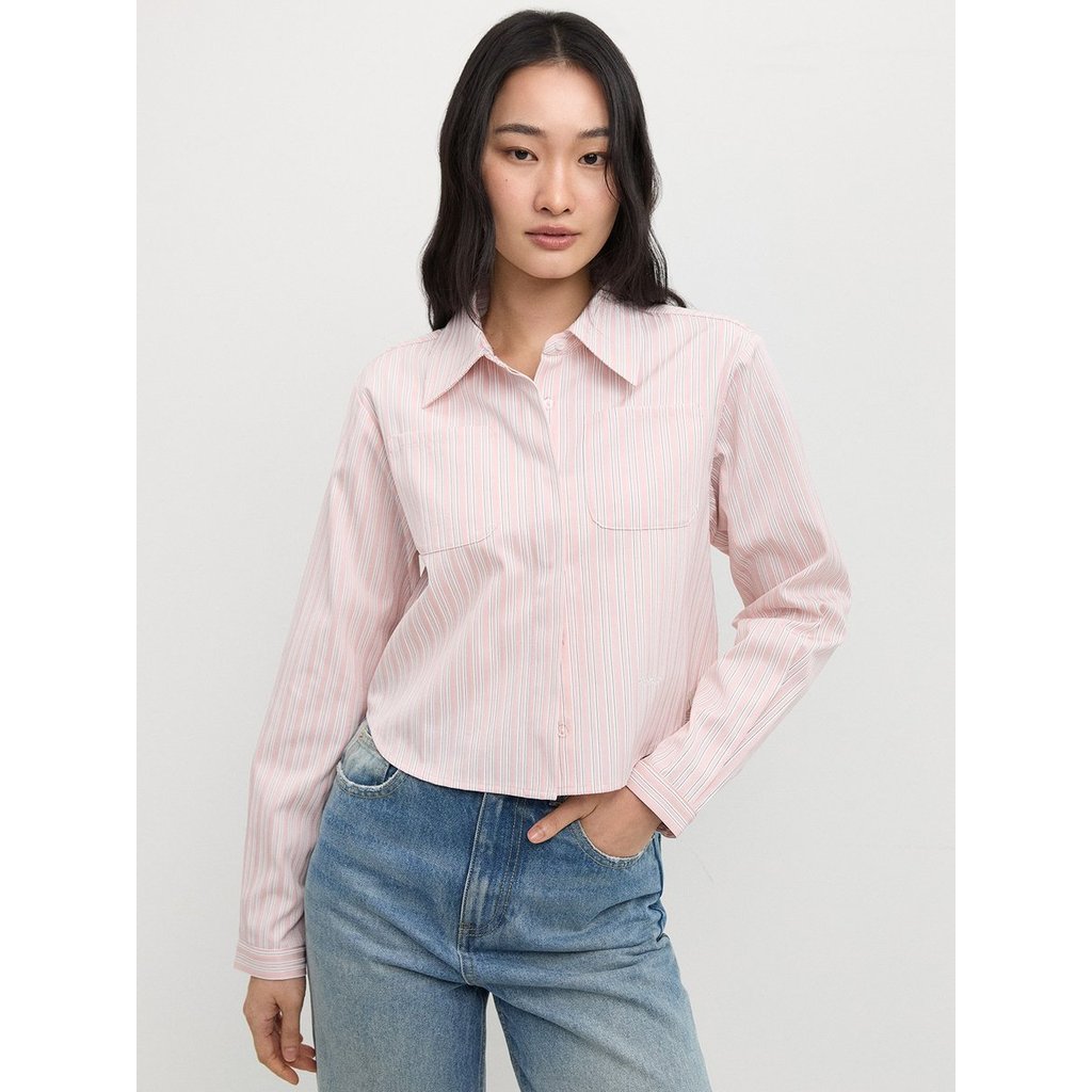 [Pomelo] เสื้อเชิ้ตลายทางแขนยาวทรงครอปคอปกแต่งกระเป๋าหน้าและชายเสื้อโค้ง