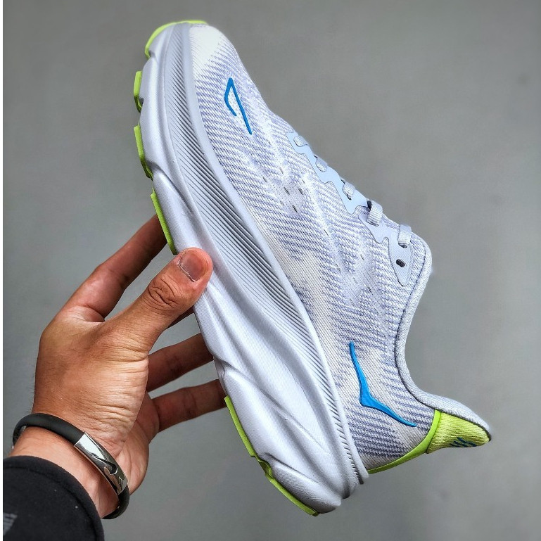 รองเท้าวิ่ง Hoka Clifton 9 และ Hoka Bondi 8 สำหรับผู้หญิง