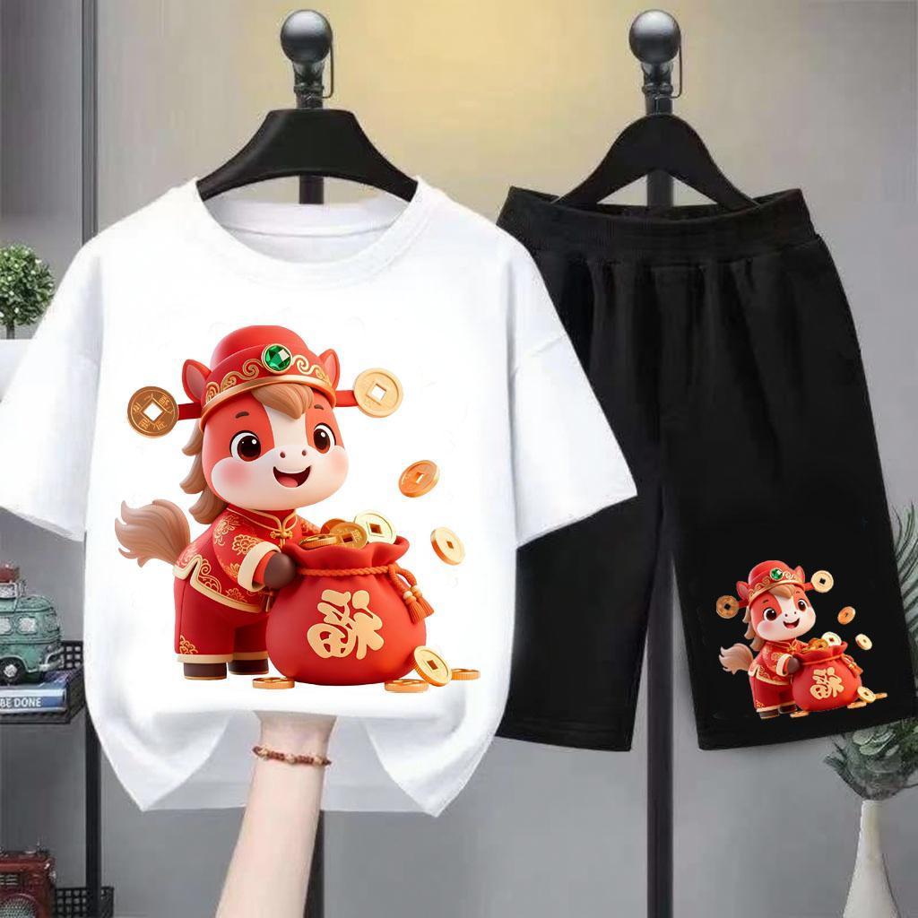 BOB [พร้อมส่ง] ชุดเด็กชาย COD ใหม่!!! ชุดเสื้อยืดและกางเกงขาสั้นสำหรับเด็ก! ลายการ์ตูนน่ารัก ม้ายิ้มถือถุงอั่งเปาโชคดี น - รูปที่ 2