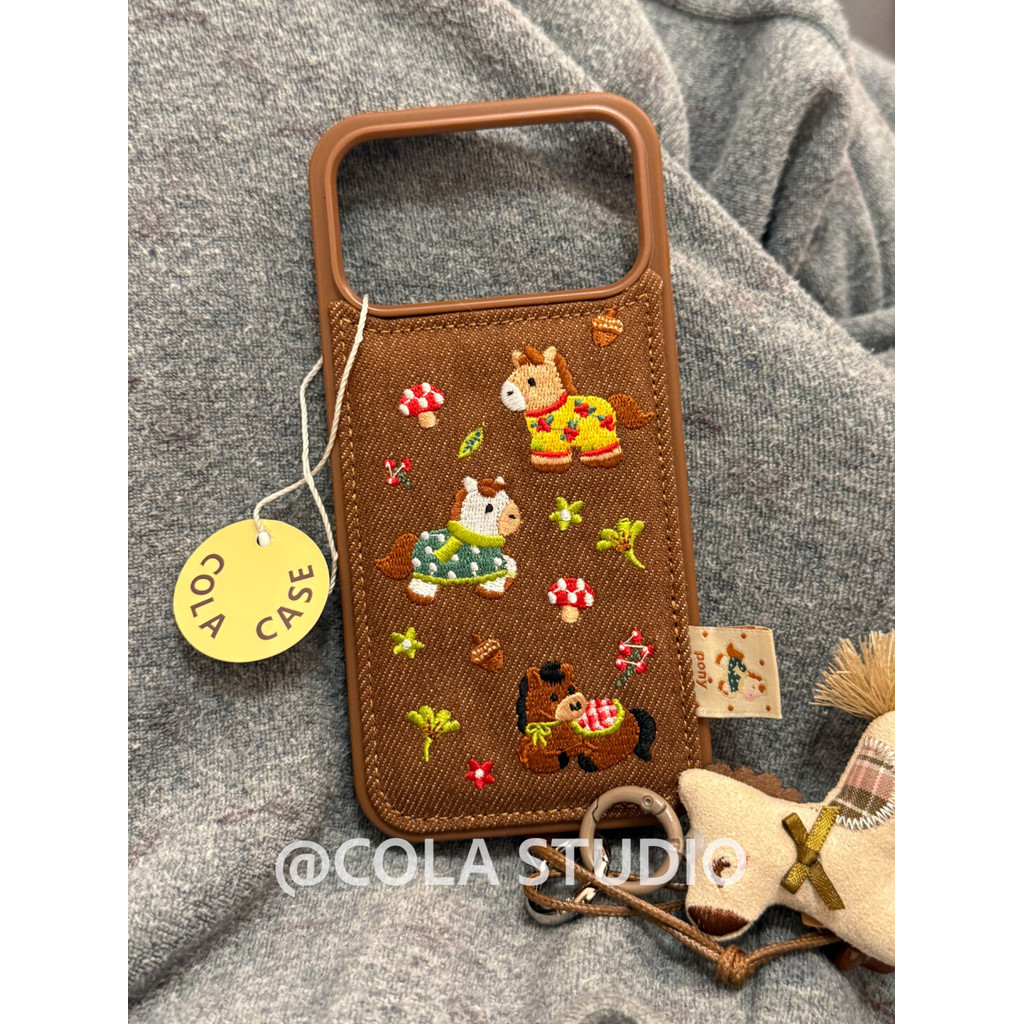 เคสโทรศัพท์ผ้ายีนส์ปักสีเขียว Leaf Pony พร้อมเครื่องรางจับคู่สําหรับ IPhone 17 Pro Max 16 Pro 15 14 Pro