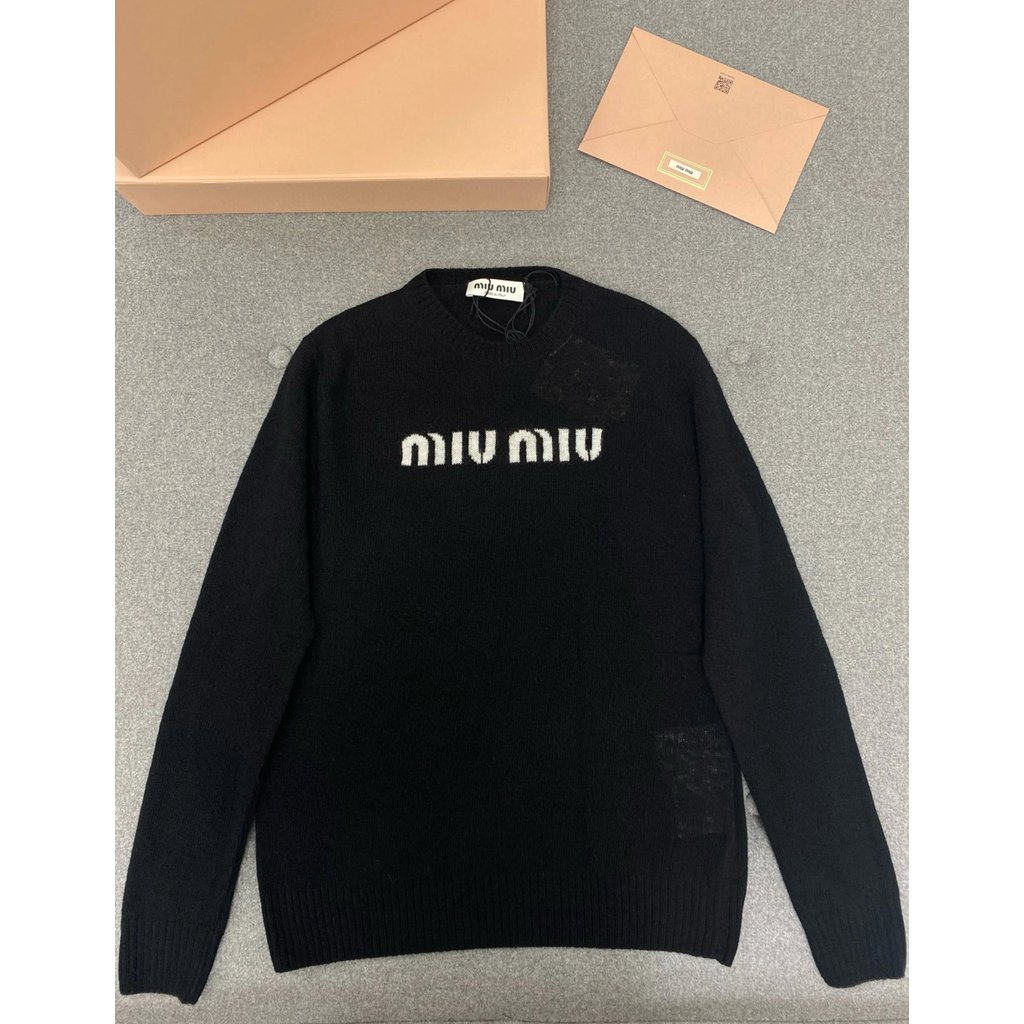 ป้ายเดิม AAA + 1 MIU Classic Letter Jacquard สีดำแคชเมียร์ รอบคอมีขนสัตว์ เสื้อกันหนาว