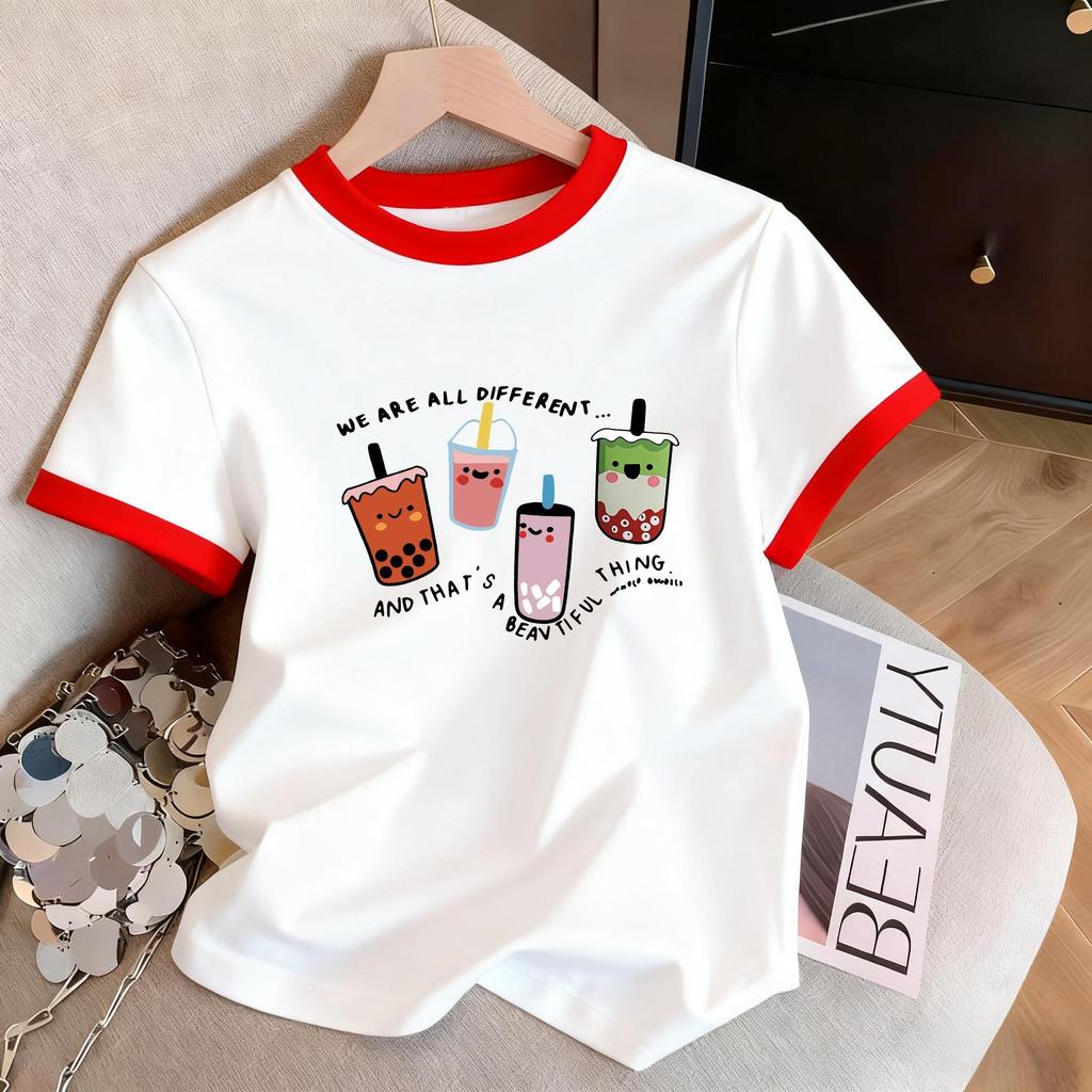 【COD】Happy New Year！เสื้อยืดลายนมชาแคตรูปลายปี 2026 สไตล์คอลเลอร์ขอบสีคอนทราสต์ คอกลม เหล็ก เสื้อสวมสบาย ลายข้อความ