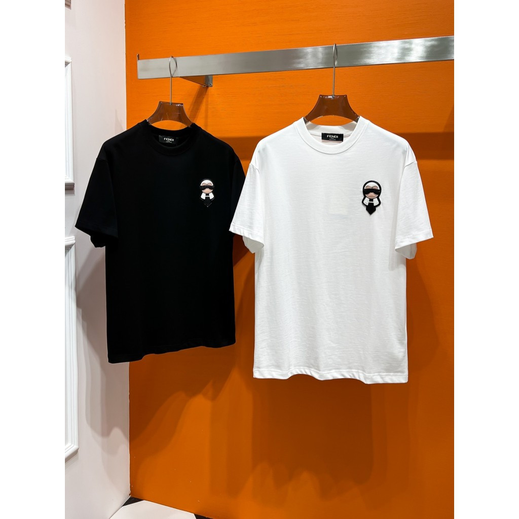 ฟิน/เฟนดิ 2026ต้นฤดูใบไม้ผลิสไตล์ใหม่แขนสั้นเสื้อยืดผู้ชายสไตล์ผู้หญิงคู่ออกแบบเดิมที่เรียบง่ายรอบคอ