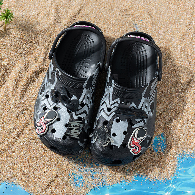 Crocs Venom สไตล์ใหม่ Marvel Co-Branded พื้นนุ่มและระบายอากาศได้ เหมาะสำหรับใส่ทั้งชายหาดและลำลองกลา