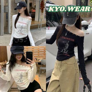 KYO 🌸 เกาหลีสไตล์เสื้อปาดไหล่ ตกแต่งหมุด ดีไซน์เอวจีบ พิมพ์ล…