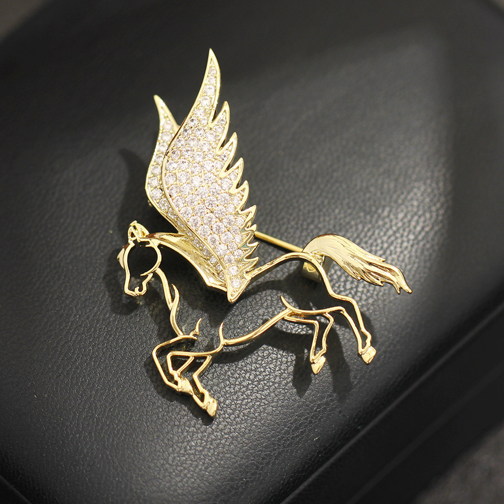 Yimadangxian High-End Light Luxury Stone-Inlaid Pegasus เข็มกลัด Gold-Plated 2 สี Zodiac Horse Pin ผ