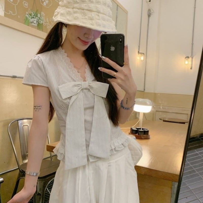 LINNA~Xคอวี แถบ โบว์ ผูกขึ้น เสื้อแขนสั้น เสื้อเชิ้ต รุ่นใหม่