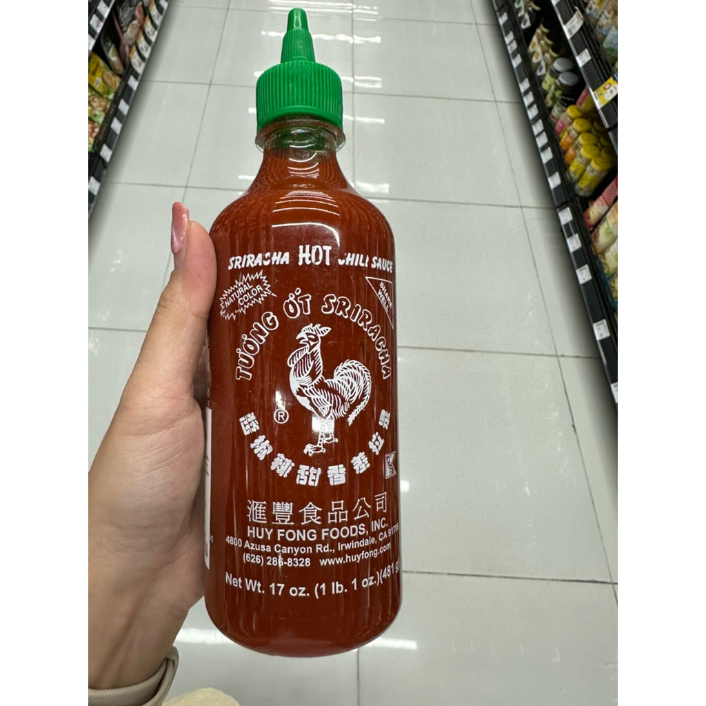 ซอสพริก ศรีราชา ตรา ฮุยฟง 481 Ml. Sriracha Hot Chili Sauce ( Huy Fong Foods ) จากแคลิฟอร์เนีย  สหรัฐ