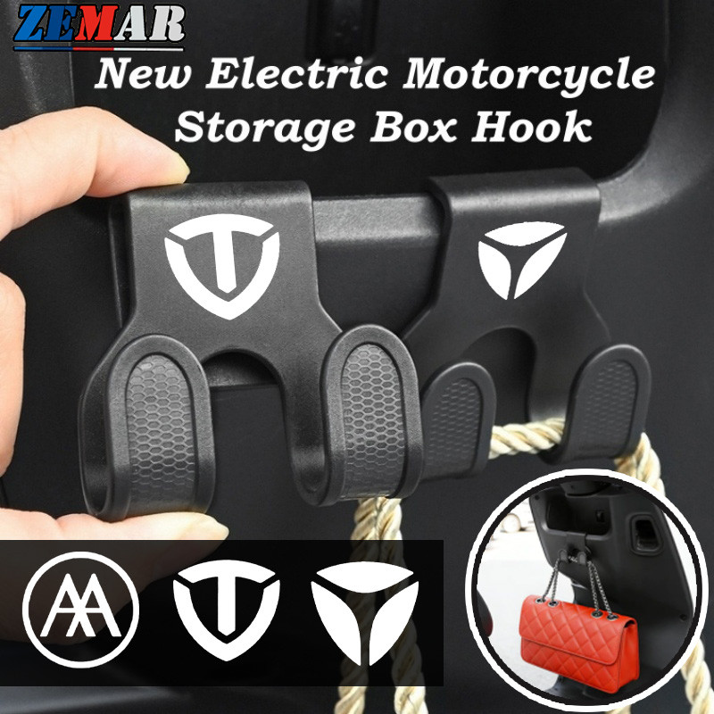 【ZEMAR】Yadea Aima Tailg ใหม่รถจักรยานยนต์ไฟฟ้ากล่องเก็บตะขอไฟฟ้า Moped Hook แขวนคลิปหมวกกันน็อคแขวนตะขอมัลติฟังก์ชั่นสําหรับ Yadea G5 Aima A5 Tailg Leopard Baozi