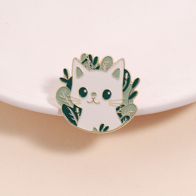 Forest Greenery White Cat เคลือบ Pin Healing ลูกแมวป้ายแมวคนรักชุดอุปกรณ์เสริมของขวัญสําหรับเพื่อน