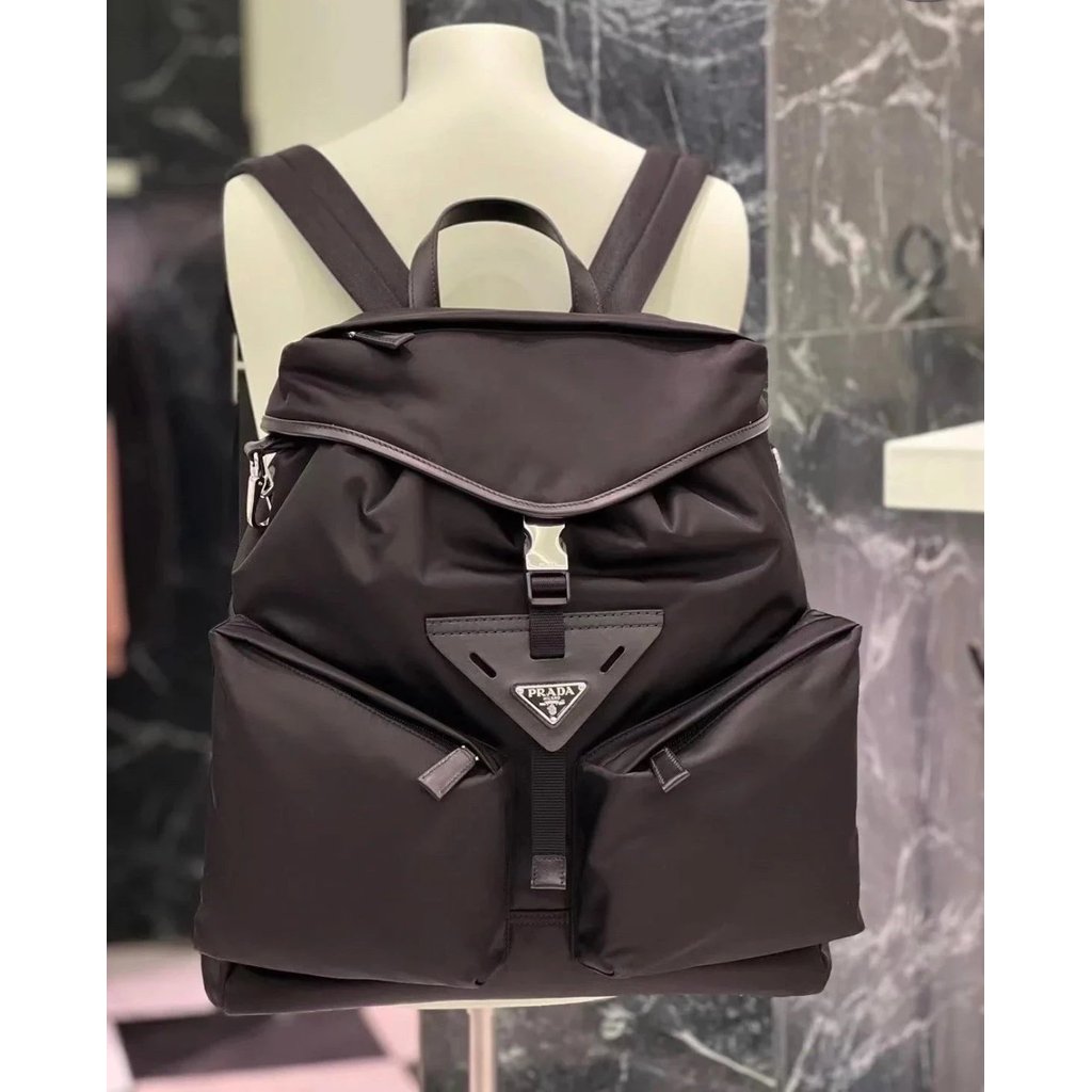 ปราด้า ผู้ชายสินค้าใหม่รองเท้าไนลอนกระเป๋าเป้สะพายหลังน้ํามันขี้ผึ้งหนังกระเป๋าเป้สะพายหลังขนาดใหญ่ก