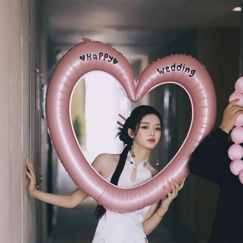 结婚晨袍拍照道具背景布置女方镂空爱心气球氛围旅行领证订婚婚礼Wedding morning robe photo props background layout woman's engraved