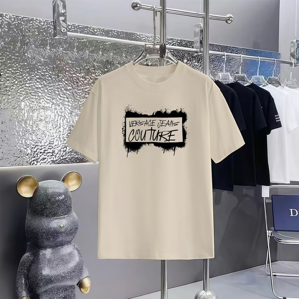 VERSACE สไตล์ใหม่ เสื้อยืดแขนสั้น สำหรับทั้งผู้ชายและผู้หญิง