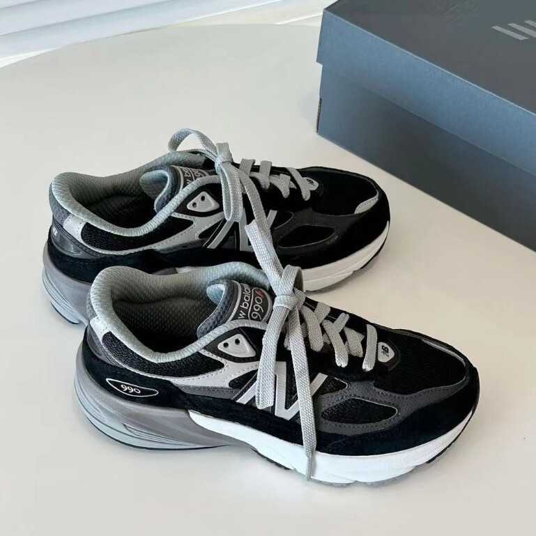 รองเท้าวิ่ง New Balance 990 V6 สีดําเหมาะสําหรับกิจกรรมกลางแจ้งและสวมใส่ในชีวิตประจําวัน