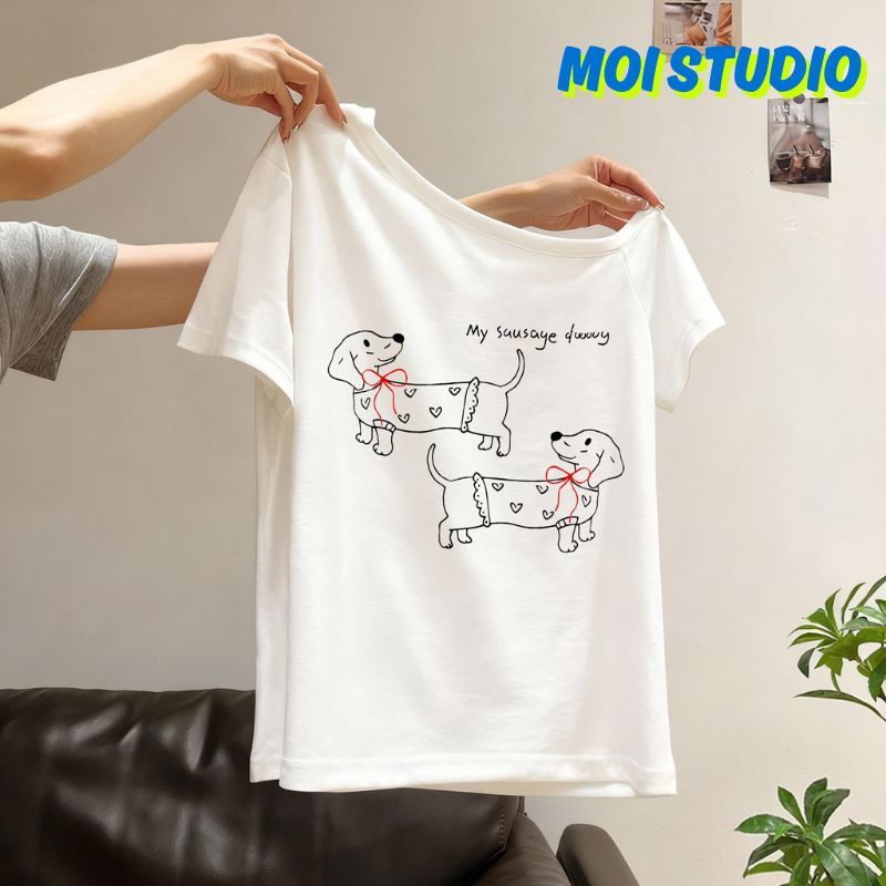 MOI 【พร้อมส่ง】แฟชั่นเกาหลีสไตล์ เสื้อปาดไหล่แขนสั้นผู้หญิง ใส่สบาย ผ้านิ่ม ทรงOversize แมทช์ง่าย "MY SUUSAYE DOG"