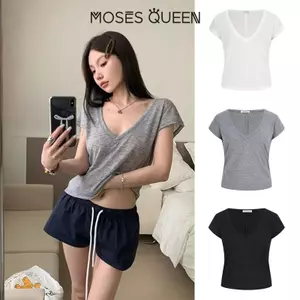 MOSESQUEEN มอสส์ ราชินี 2026 คอวีหลวมแขนสั้นเสื้อยืดสำหรับผู้หญิง หลากหลายสีและออกแบบโชว์กระดูกไหปลาร้า เพื่อสวมใส่ง่ายในทุกวัน #63468