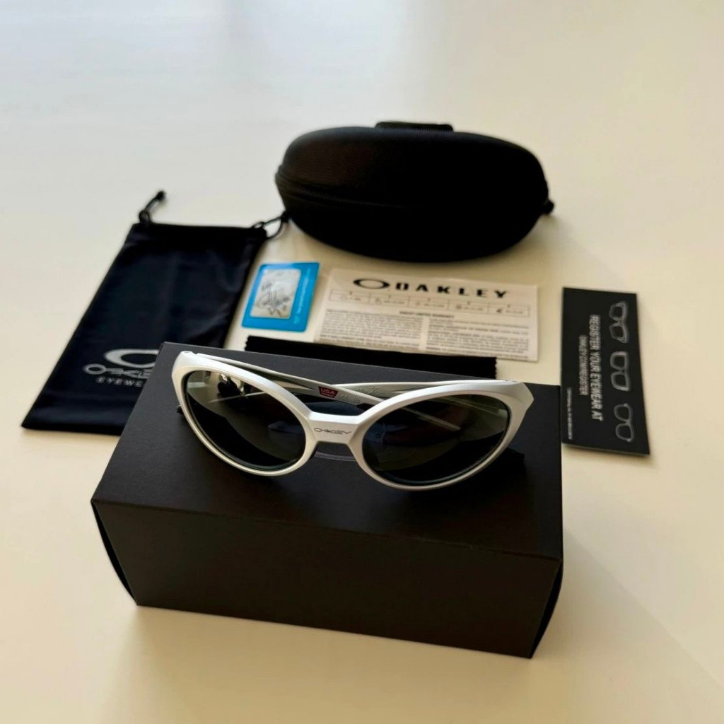 O@kley Eye Jacket Redux Silver Sunglasses OO9438-05