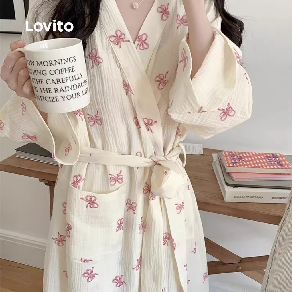 Lovito ชุดนอนแฟชั่นเกาหลีลำลอง 2 ชิ้น ลายผีเสื้อ เสื้อคลุมสีแอปริคอต สำหรับผู้หญิงในฤดูใบไม้ผลิ/ฤดูร้อน LNE1132X061