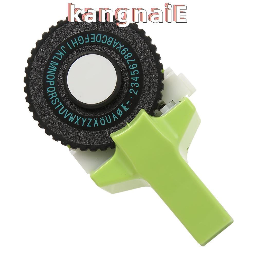 KANGNAI การทําฉลาก Embosser พร้อมเทป 2 ม้วน เครื่องทําฉลากลายนูน, ทํางานง่ายสีเขียว 9 มม. แบบพกพาคู่