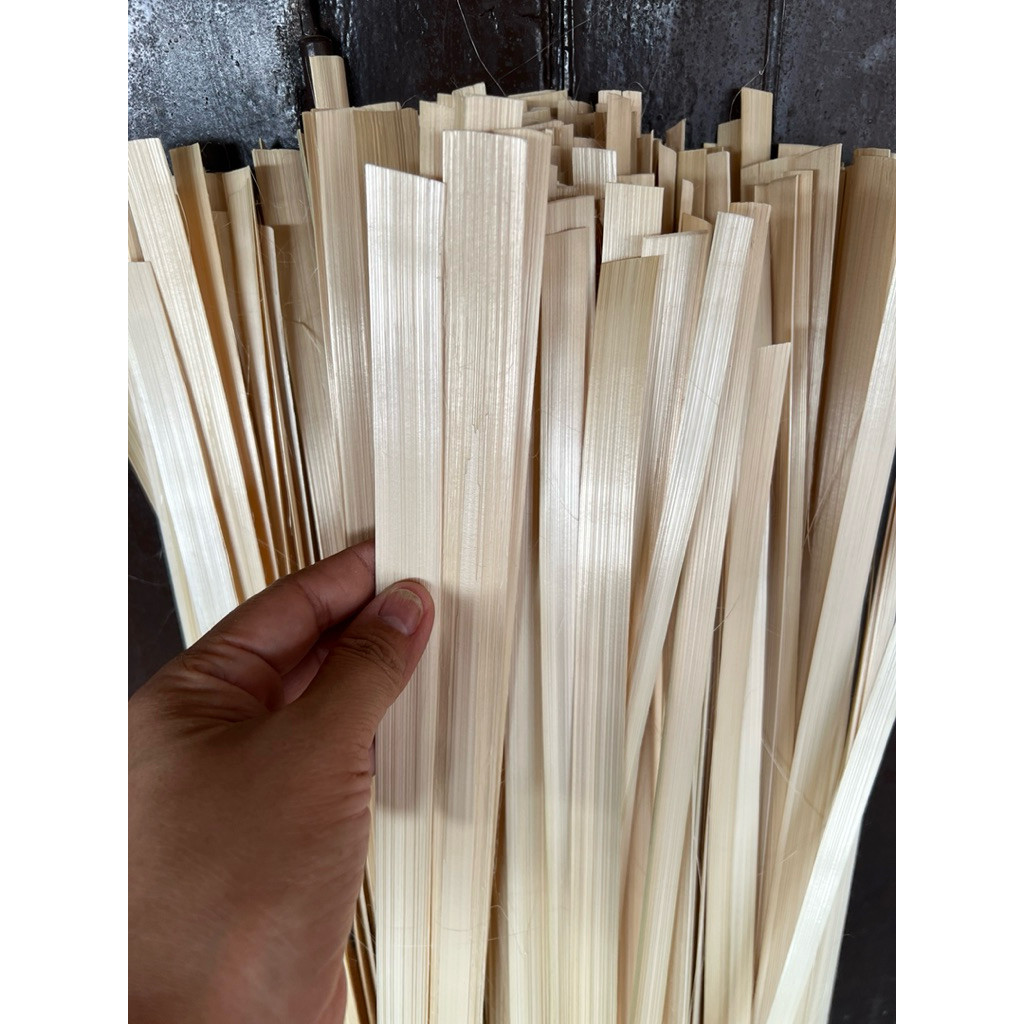 ตอกไม้ไผ่  ตอกสาน เส้นไม้ไผ่ เส้นใหญ่ กว้าง 1-2 cm ยาว 70-80 cm