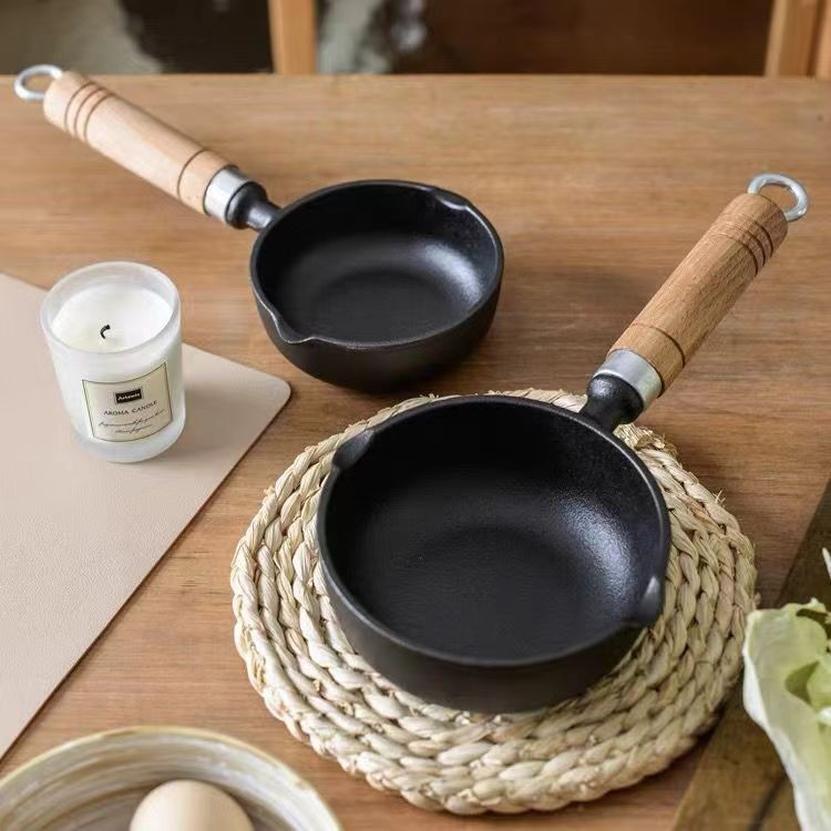 新款泼油锅铸铁煎蛋锅平底锅泼油锅饺锅迷你家用热油小锅煎蛋神器New oil splash pot, cast iron frying pan, flat bottomed pan, oil splas