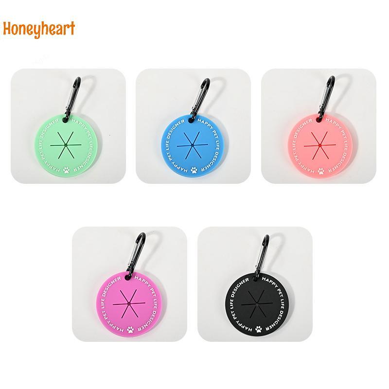 <Honeyheart> ที่วางกระเป๋ามูลสุนัขที่ใส่ถุงขยะพร้อมคลิปคาราบิเนอร์เครื่องจ่ายถุงขยะสัตว์เลี้ยงสําหรับอุปกรณ์เสริมเดินสุนัข