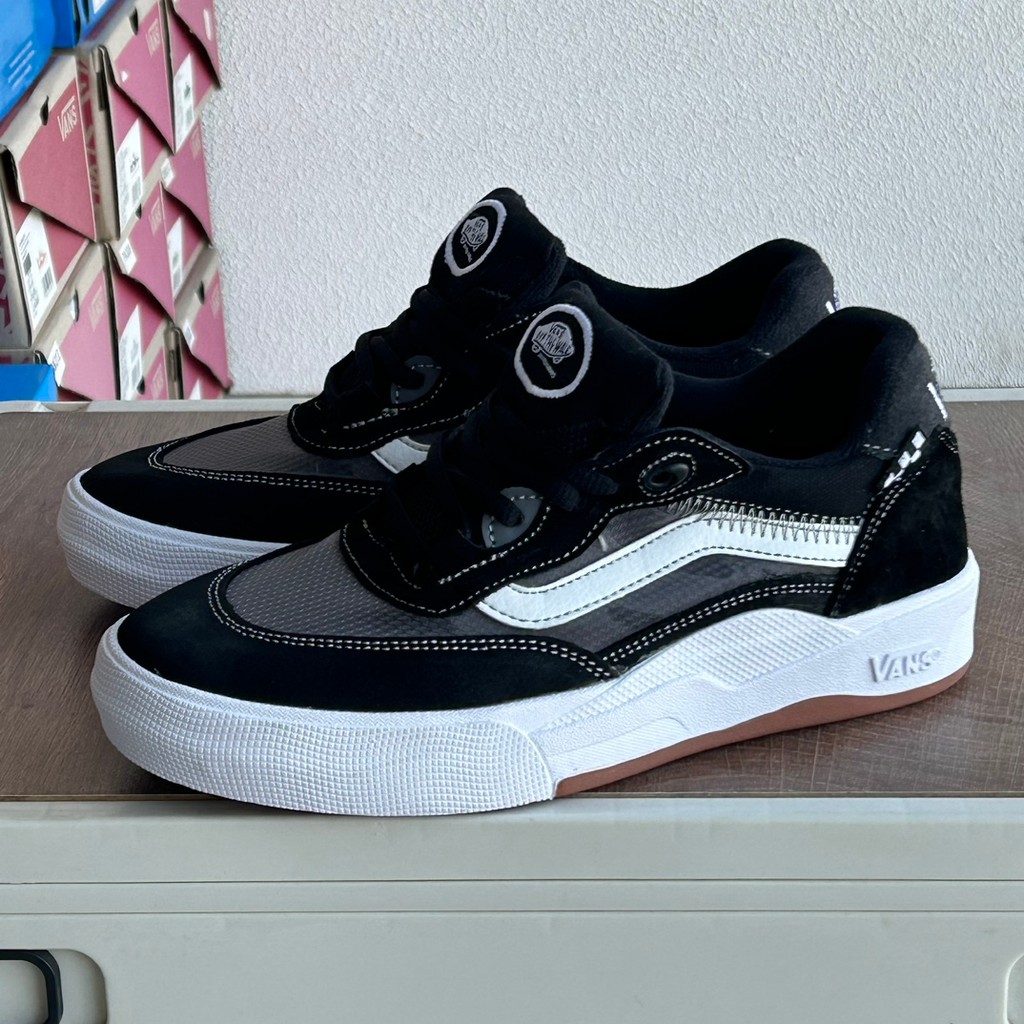 Vans Wayvee รองเท้าบอร์ดลําลองตัดต่ําสีดําและสีขาว