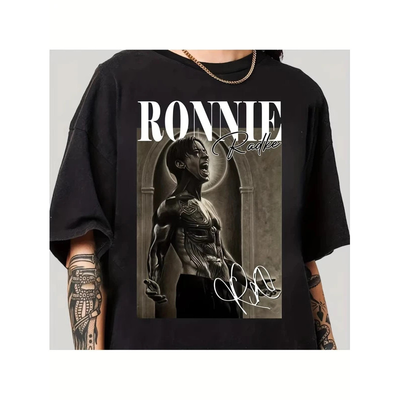 เสื้อยืด Ronnie Radke Falling in Reverse สีดำ พร้อมโลโก้ของวงดนตรีและลายพิมพ์อันเป็นเอกลักษณ์ของ Ron
