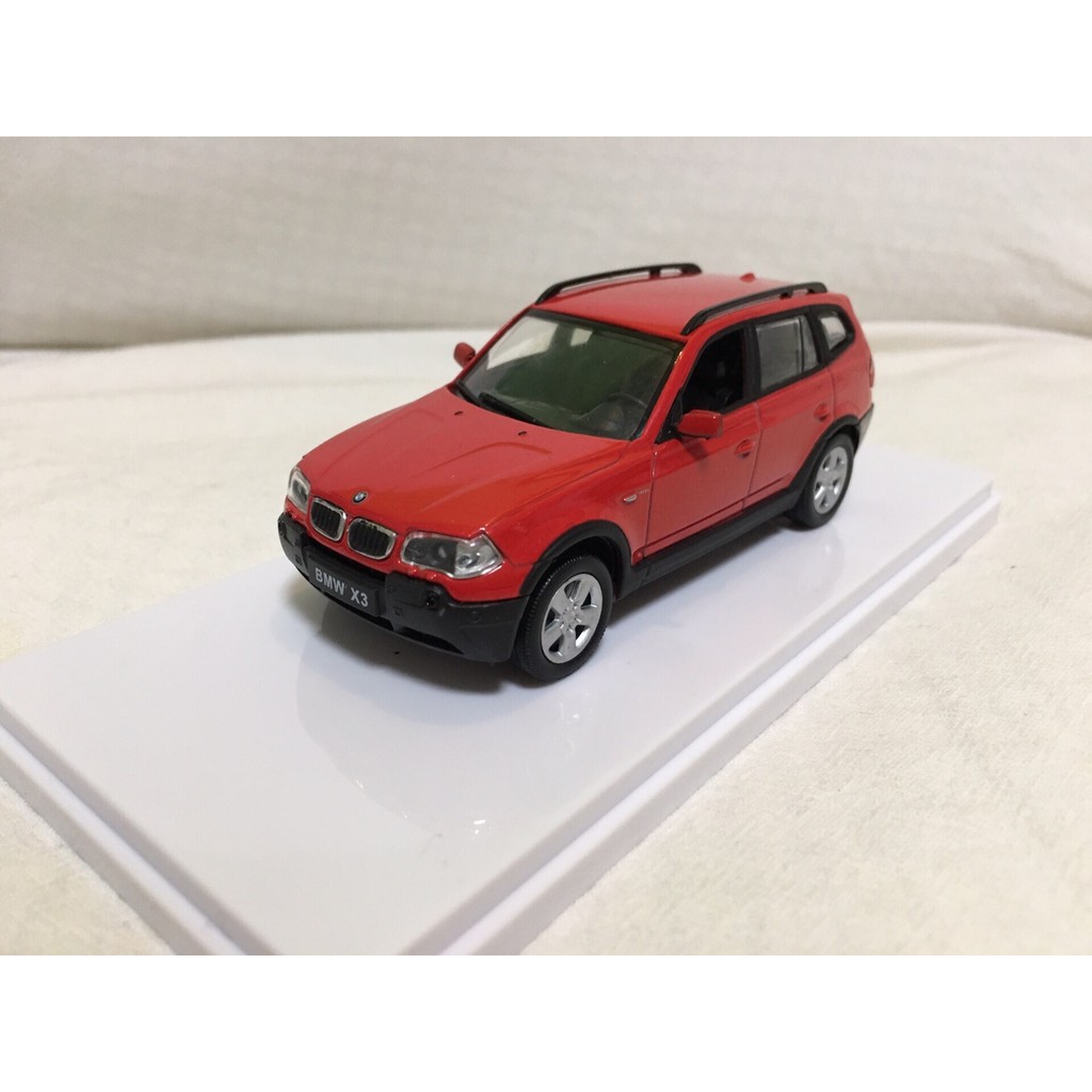 1: 43 BMW BMW X3 โมเดลรถโลหะผสมสีแดง รายละเอียดแบบเก่าคลาสสิคดีมีน้ําหนัก พร้อมกล่องแสดงอะคริลิคและฐ