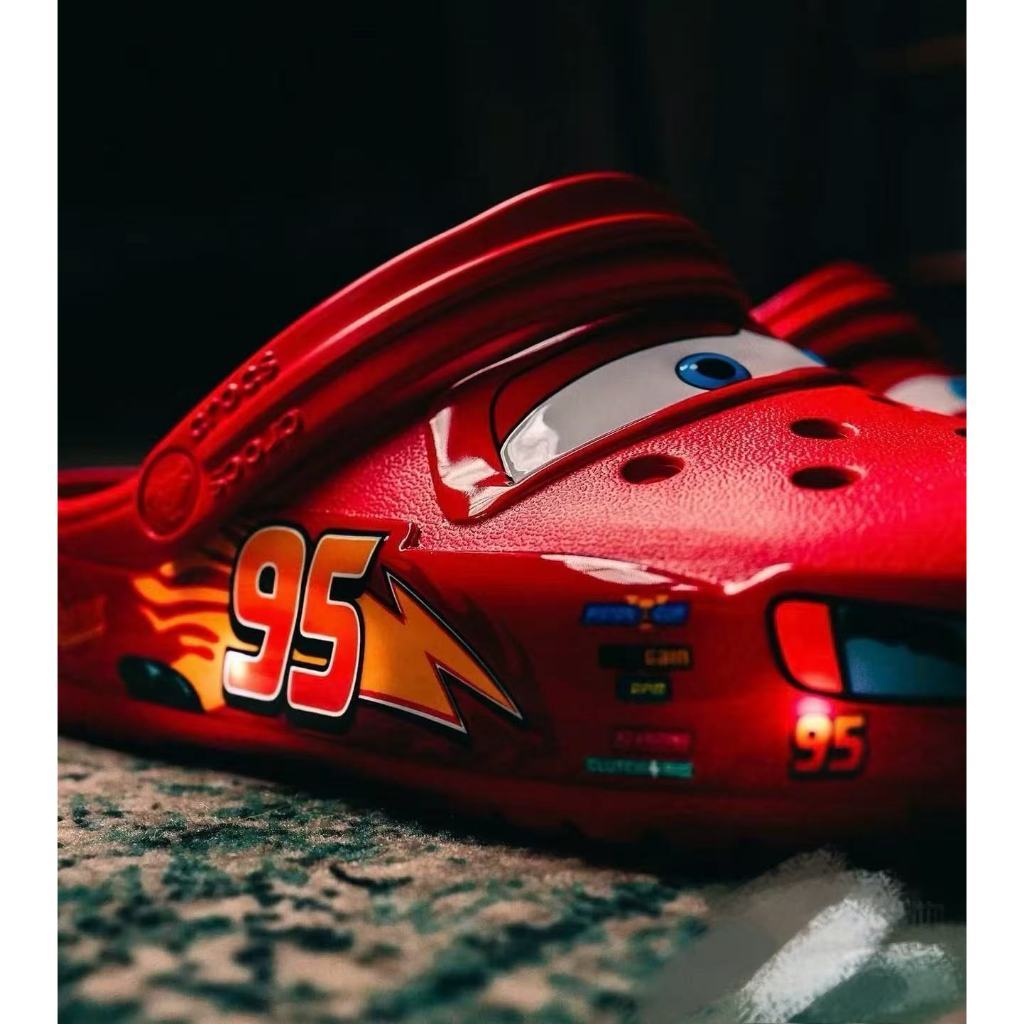 Crocs คลาสสิก X Car 【"Lightning McQueen\\\"】สําหรับผู้ชายและผู้หญิงเดียวกันทนต่อการสึกหรอจัดส่งในวัน