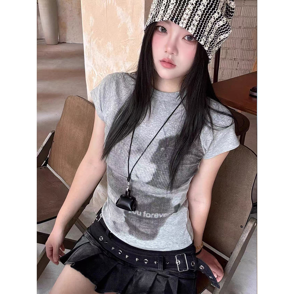 <Moses Queen> เสื้อยืดแขนสั้นสีเทาพิมพ์ลายสไตล์เรโทรอเมริกันสำหรับผู้หญิง ทรงเข้ารูปพอดีตัว เหมาะสำหรับฤดูร้อน สวมใส่แล้วดูดี