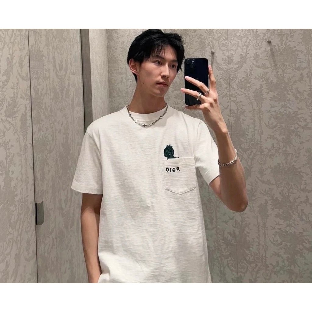 DIOR แขนสั้น Street Wear การ์ตูนสีเขียวไดโนเสาร์ขนาดเล็กตัวอักษรโลโก้ขนาดเล็กปักดอกไม้รอบคอ High Str