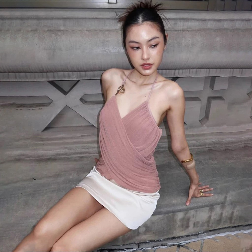Camisole สำหรับผู้หญิง สไตล์เซ็กซี่ พร้อมดีไซน์พิมพ์ลายหลังเปล่าและสายคล้องบ่าโลหะ เหมาะสำหรับวันหยุดบนชายหาดในฤดูร้อน