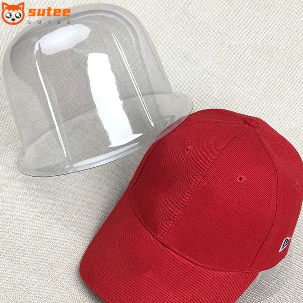 SUTE ชั้นวางโชว์หมวกโปร่งใส PVC ทนทาน รองรับหมวก 50-57 ซม. พร้อมที่เก็บหมวกบีมเลสและหมวกถังบนโต๊ะ