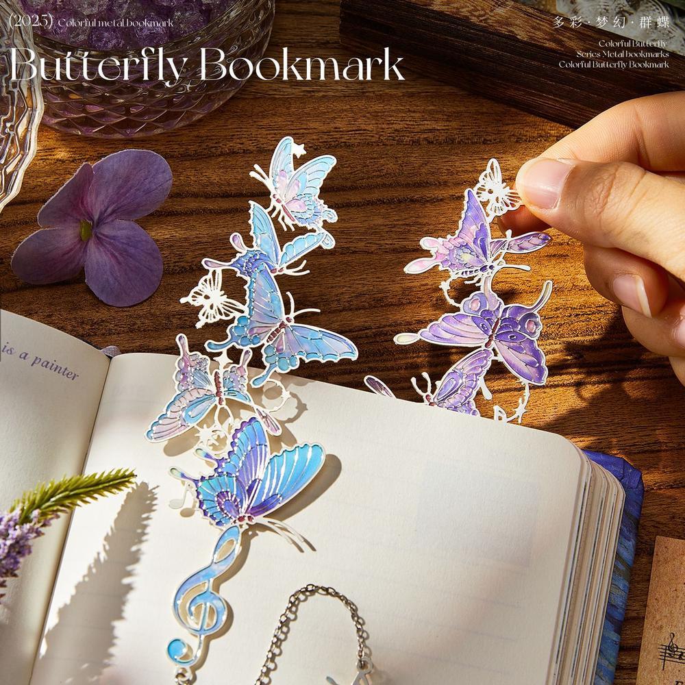 1PC Dreamy Butterfly ที่คั่นหนังสือโลหะ, ทองเหลือง Hollow-Cut Design with Treble Clef & Chain Pendant, 2 สีตัวเลือก (สีฟ้า/สีม่วง), เหมาะสําหรับคนรักหนังสือ & Art เครื่องเขียนของขวัญ