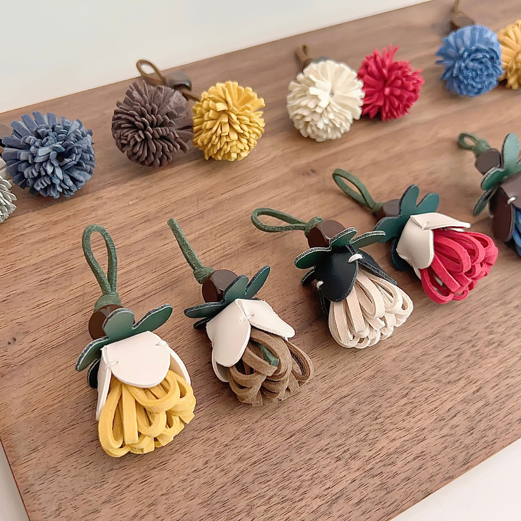 รองเท้ามิวซีเรียสฟลาวเวอร์วินดมิลแทสล ตกแต่งด้วยงานฝีมือและเครื่องประดับ