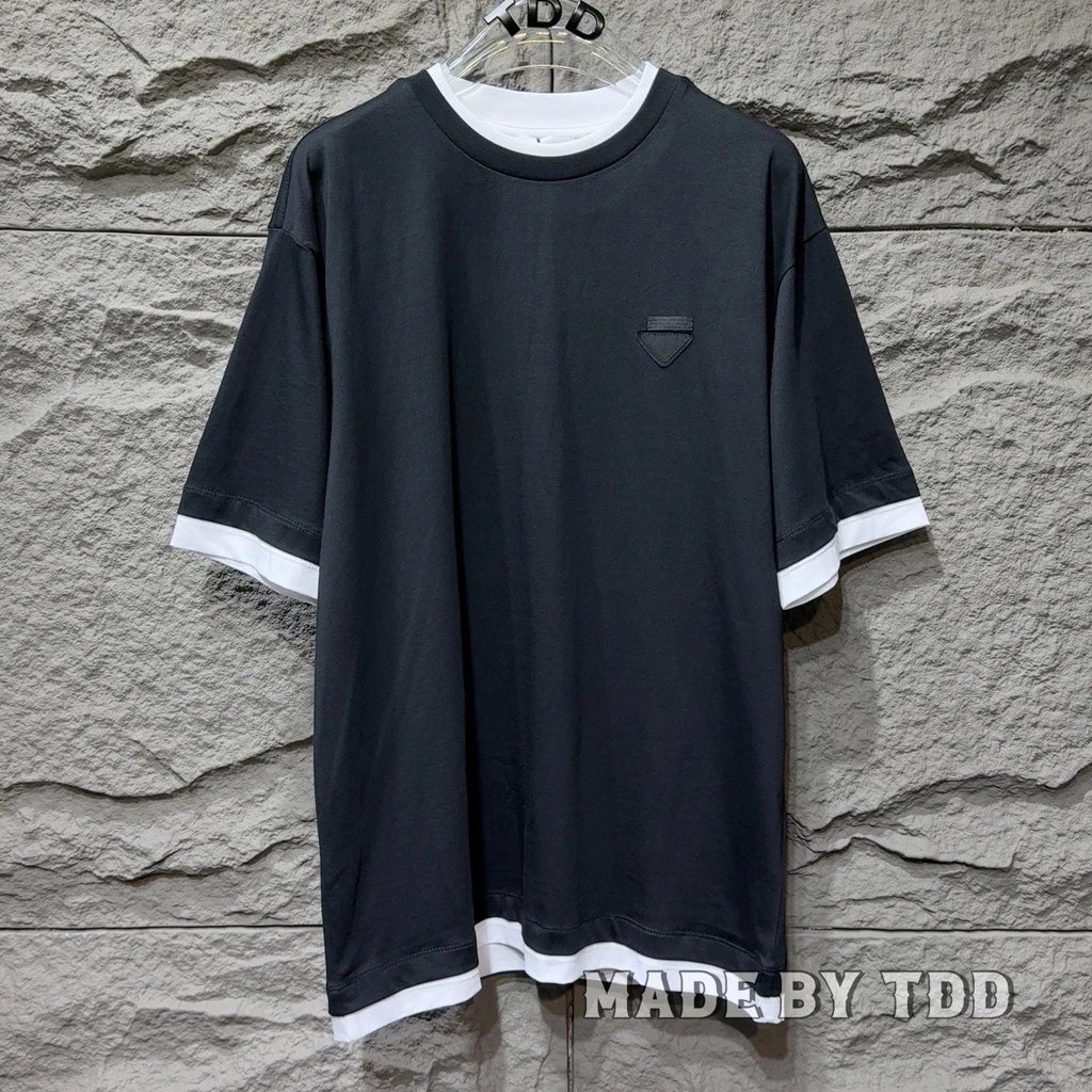 Prada เสื้อยืดแขนสั้นจับคู่สีดําปลอมสองชิ้นของ Prada Unisex