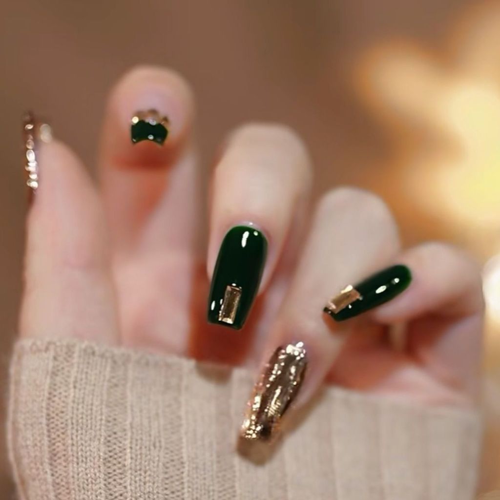 ทําด้วยมือบริสุทธิ์สวมใส่เล็บสไตล์ใหม่สั้นสไตล์สีเขียวเข้มที่กําหนดเองสวมใส่เล็บกลางยาวสไตล์เล็บสวมใ