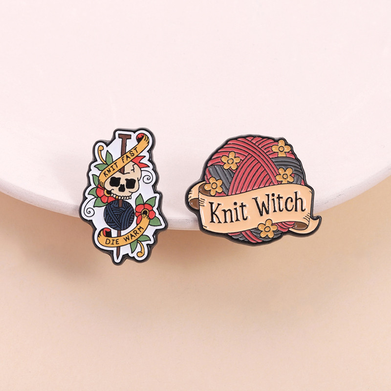 เส้นด้าย Skull ถักป้ายโลหะถักแม่มด Identity เข็มกลัดหัตถกรรมสไตล์สนุกตกแต่ง Pin Craft Lover เครื่องแต่งกายอุปกรณ์เสริมของขวัญ