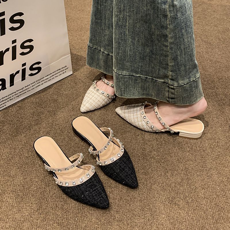 Chanel สไตล์ Pointed Toe รองเท้าแตะครึ่งผู้หญิง 2026 แฟชั่น Rhinestone Rivets ส้นเตี้ยส้นหนารองเท้าแตะ 1.20 X