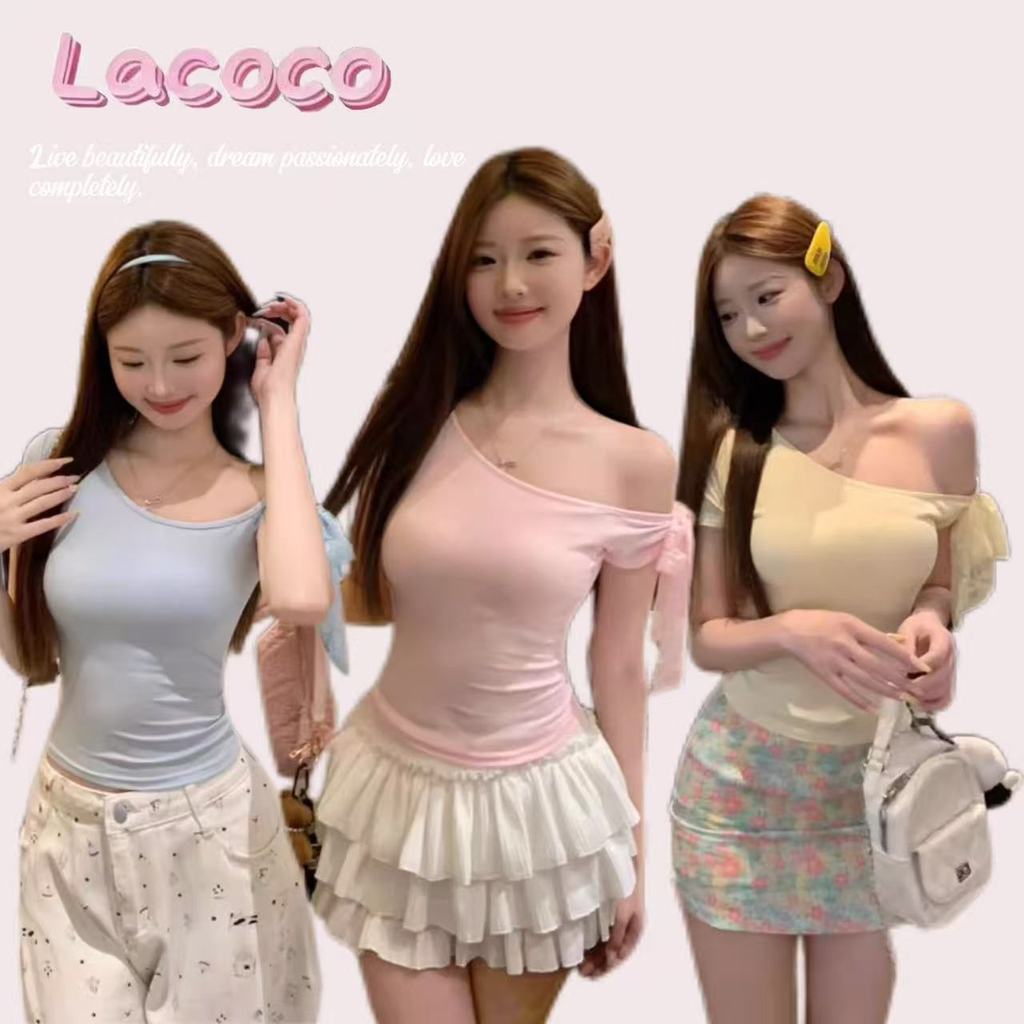 Lacoco🍓คลังสินค้าพร้อม🍓เสื้อครอปแขนสั้นเปิดไหล่ดีไซน์เก๋ไก๋ด้านหลังผูกโบว์ ดีไซน์ใหม่สำหรับฤดูร้อน สวยงามและไม่เหมือนใคร