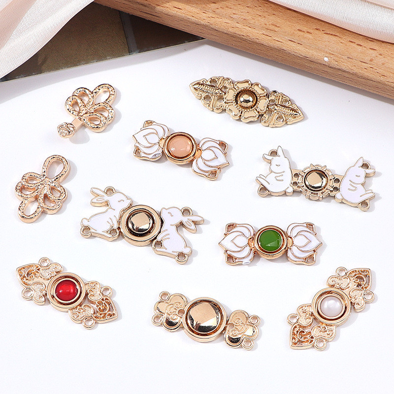 หัวเข็มขัดแผ่นโลหะและหัวเข็มขัดแม่สามี, สร้อยคอโลหะ 122QQ