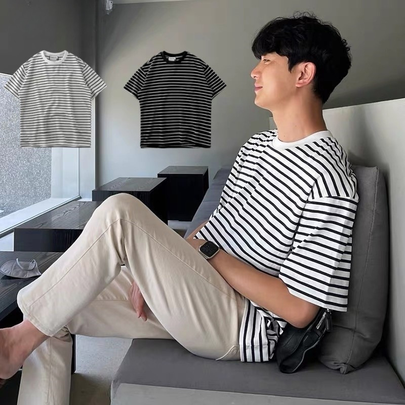 Chaistyle เสื้อยืดผู้ชาย แขนสั้นสำหรับผู้หญิง เสื้อคอกลม ลายทาง แบบหลวม ชุดคู่รัก